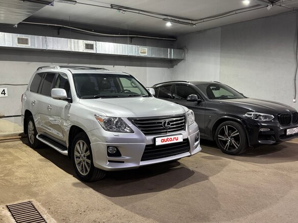2010 Lexus LX 570 III, серебристый, 3999999 рублей