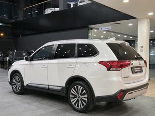 2019 Mitsubishi Outlander III Рестайлинг 3, белый, 2322000 рублей, вид 4