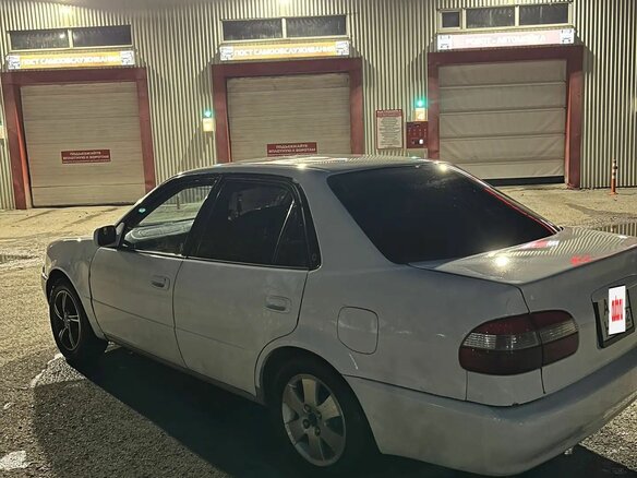 2000 Toyota Corolla VIII (E110) Рестайлинг, белый, 320000 рублей - вид 1