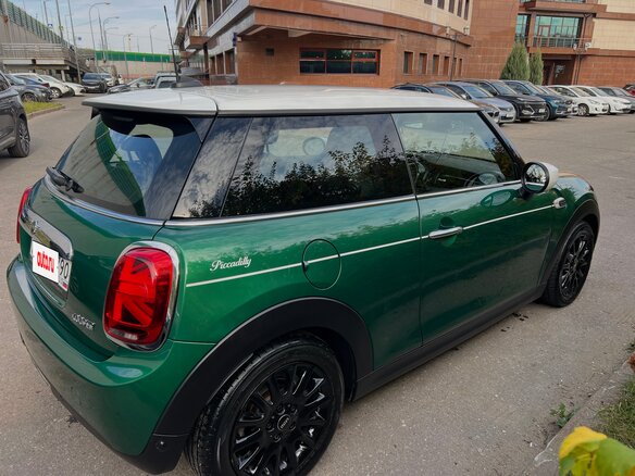 2021 Mini Hatch Cooper III (F55/F56) Рестайлинг, белый, 2500000 рублей - вид 17