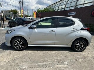 2023 Toyota Yaris IV, серебристый, 1065000 рублей, вид 5