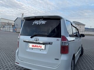 2007 Toyota Noah II (R70), белый, 900000 рублей, вид 4