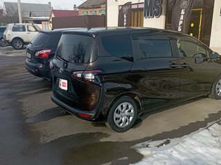 2016 Toyota Sienta II, коричневый, 1420000 рублей, вид 3