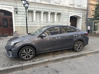 2021 Kia Rio IV Рестайлинг, серый, 2250000 рублей, вид 3