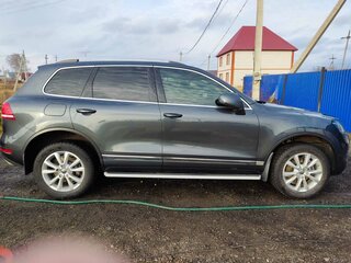 2013 Volkswagen Touareg II, серый, 3100000 рублей, вид 3
