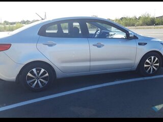 2015 Kia Rio III Рестайлинг, серебристый, 850000 рублей, вид 4
