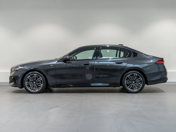 2024 BMW 5 серии 525i VIII (G60/G61/G68), чёрный, 6800000 рублей - вид 7
