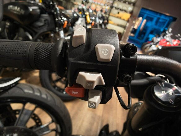 2026 Triumph Street Triple, серебристый, 1690000 рублей - вид 15