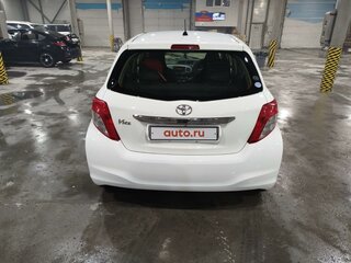 2011 Toyota Vitz III (XP130), белый, 1150000 рублей, вид 4