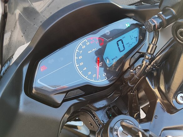 2022 Bajaj Pulsar N250, чёрный - вид 22