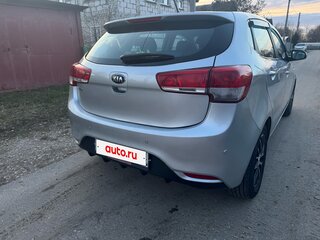 2015 Kia Rio III Рестайлинг, серебристый, 900000 рублей, вид 4