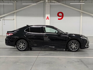 2021 Toyota Camry VIII (XV70) Рестайлинг, чёрный, 3230000 рублей, вид 4