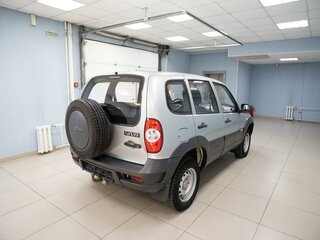 2014 Chevrolet Niva I Рестайлинг, серебристый, 559000 рублей, вид 2