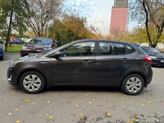 2014 Kia Rio 6-speed III, коричневый, 850000 рублей, вид 3