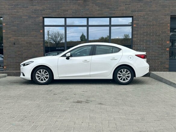 2018 Mazda 3 III (BM) Рестайлинг, белый, 2000000 рублей - вид 1