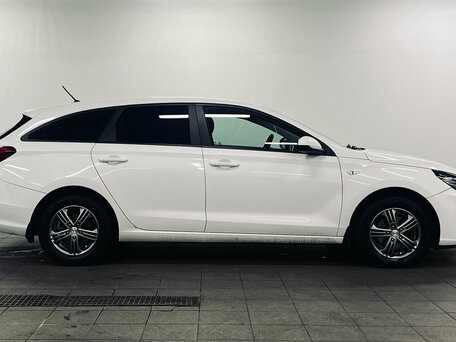2023 Hyundai i30 III Рестайлинг 2, белый, 1650000 рублей, вид 3