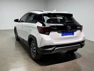 2022 Toyota Yaris L XP150 Рестайлинг, белый, 1407007 рублей, вид 4