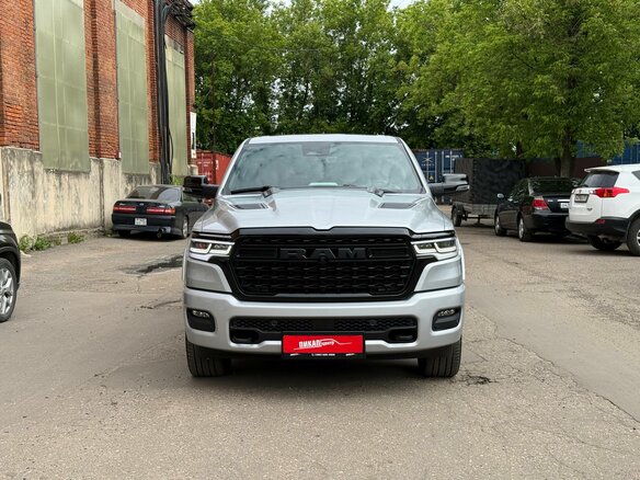 2026 Ram 1500 Crew Cab V Рестайлинг, серебристый, 9492000 рублей - вид 2
