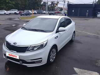 2017 Kia Rio III Рестайлинг, белый, 649000 рублей, вид 1