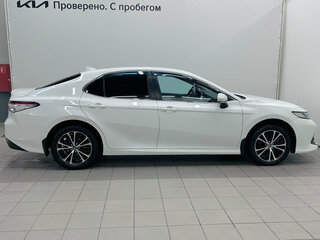 2018 Toyota Camry VIII (XV70), белый, 2030000 рублей, вид 5
