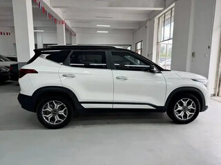2022 Kia KX3, белый, 1585000 рублей, вид 4