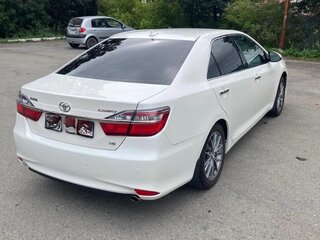 2017 Toyota Camry VII (XV50) Рестайлинг, белый, 2350000 рублей, вид 3