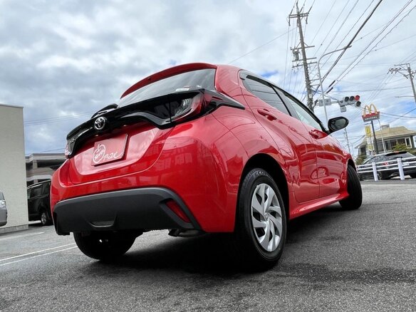 2023 Toyota Yaris IV, красный, 1073000 рублей - вид 1