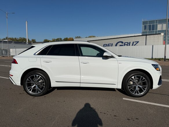 2021 Audi Q8 55 TFSI I (4M), белый, 4350000 рублей - вид 4