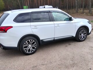 2016 Mitsubishi Outlander III Рестайлинг 2, белый, 1950000 рублей, вид 3