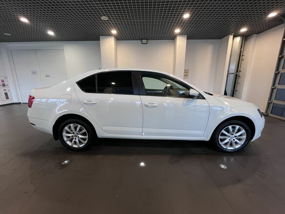 2017 Skoda Octavia III (A7) Рестайлинг, белый, 1540000 рублей - вид 1