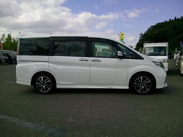 2017 Honda Stepwgn Spada V, белый, 1470000 рублей - вид 3