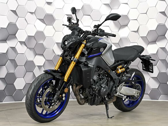 2023 Yamaha MT-09 (FZ-09), серебристый, 1199000 рублей - вид 1
