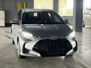 2023 Toyota Yaris IV, серебристый, 990000 рублей, вид 3