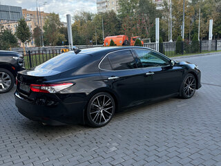 2018 Toyota Camry VII (XV50) Рестайлинг 2, чёрный, 2390000 рублей, вид 4