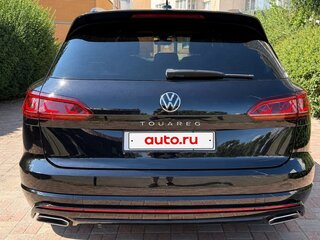 2021 Volkswagen Touareg III, чёрный, 5640000 рублей, вид 2