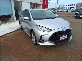 2023 Toyota Yaris IV, серебристый, 1085000 рублей, вид 4