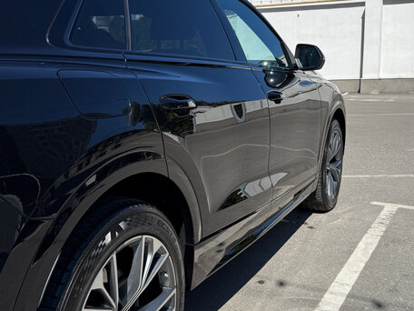 2019 Audi Q8 55 TFSI I (4M), чёрный, 6329000 рублей, вид 4