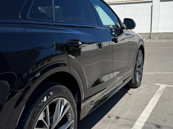 2019 Audi Q8 55 TFSI I (4M), чёрный, 6329000 рублей - вид 3