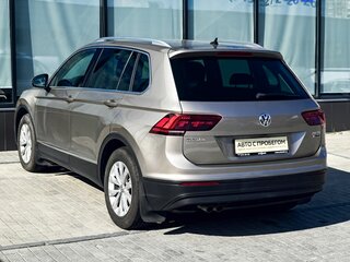 2017 Volkswagen Tiguan II, бежевый, 2355000 рублей, вид 3