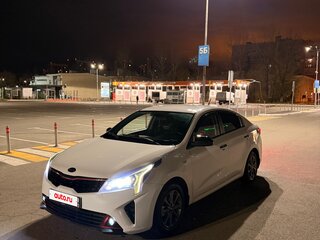 2021 Kia Rio IV Рестайлинг, серый, 1050000 рублей, вид 1