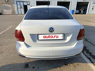 2015 Volkswagen Polo V Рестайлинг, белый, 700000 рублей, вид 4