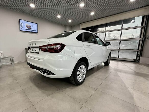 2026 Lada (ВАЗ) Vesta I Рестайлинг (NG), белый, 1669835 рублей - вид 4