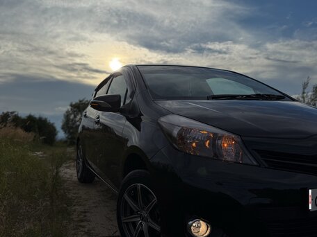 2011 Toyota Vitz III (XP130), чёрный, 580000 рублей, вид 2