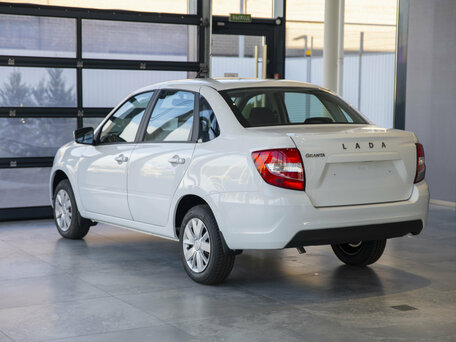 2026 Lada (ВАЗ) Granta I Рестайлинг, белый, 1850000 рублей, вид 4