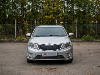 2015 Kia Rio III Рестайлинг, серебристый, 944000 рублей, вид 3