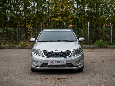 2015 Kia Rio III Рестайлинг, серебристый, 944000 рублей, вид 3