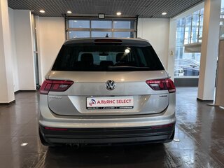 2018 Volkswagen Tiguan II, серебристый, 2550000 рублей, вид 4