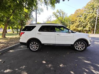 2017 Ford Explorer V Рестайлинг, белый, 2299000 рублей, вид 5