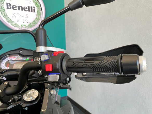2025 Benelli TRK 502, серый, 569000 рублей - вид 6