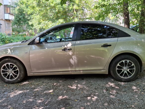 2012 Chevrolet Cruze I, бежевый, 610000 рублей - вид 2